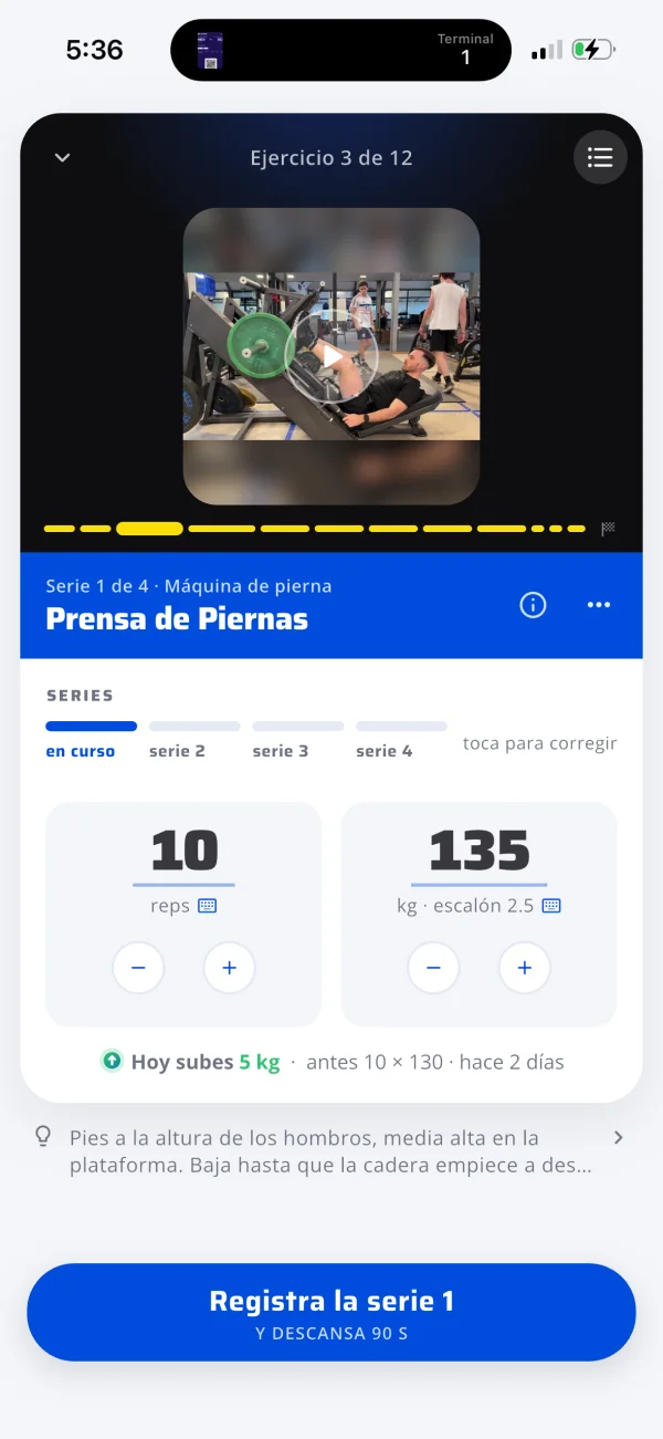 Plan de entrenamiento con series, repeticiones y carga en la app Makana